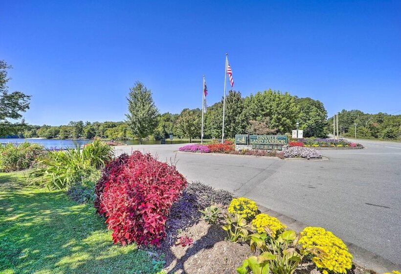 On Site Lake & Pool Access: Cabin In Newland!