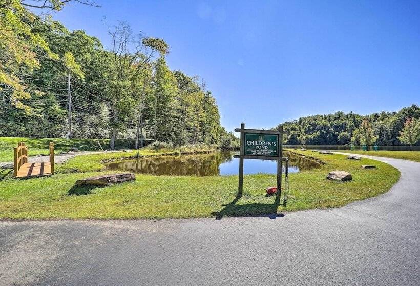 On Site Lake & Pool Access: Cabin In Newland!