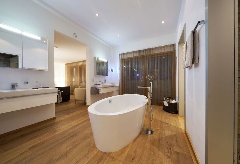 هتل Grischuna Mountain Lodge