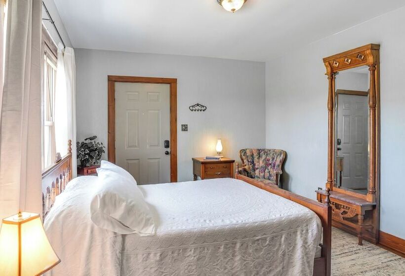 Milton Valley Stay W/ Valley View & Porch Swing!