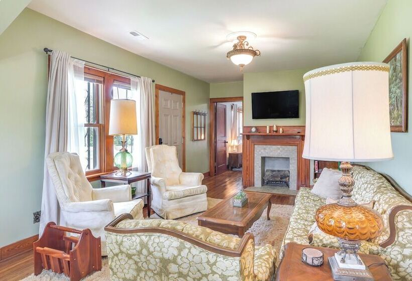 Milton Valley Stay W/ Valley View & Porch Swing!