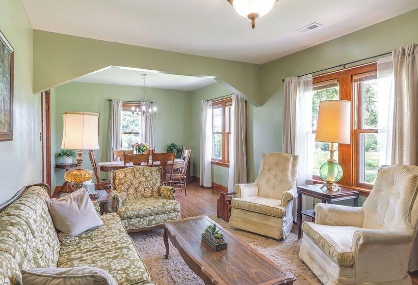 Milton Valley Stay W/ Valley View & Porch Swing!