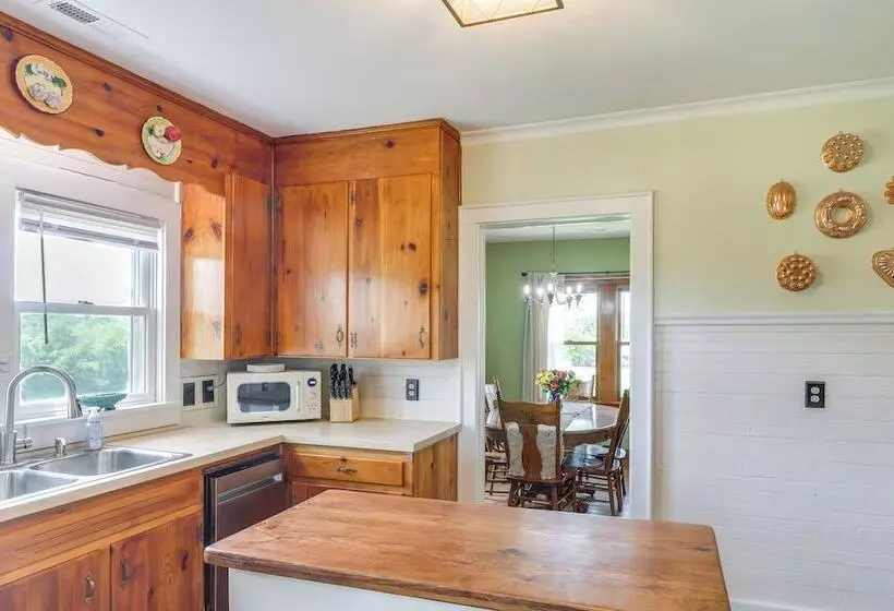 Milton Valley Stay  W/ Valley View & Porch Swing!