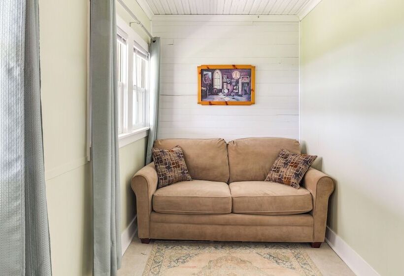 Milton Valley Stay W/ Valley View & Porch Swing!