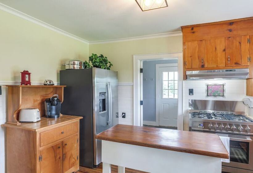 Milton Valley Stay W/ Valley View & Porch Swing!