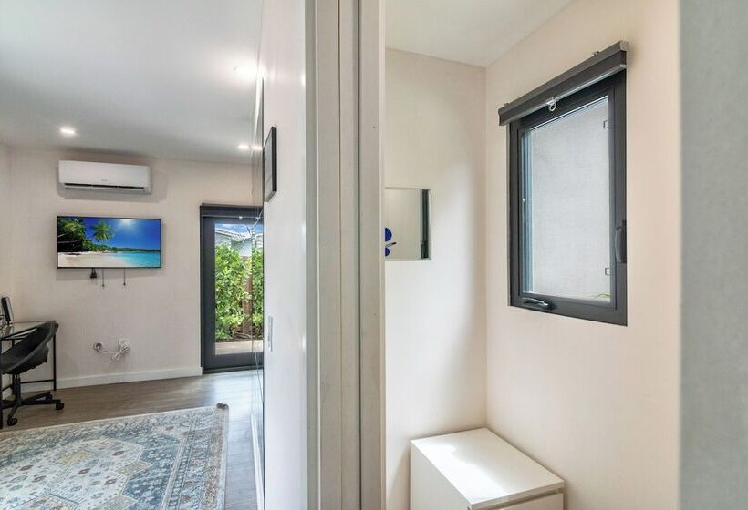 Palm Paradise Retreat Sleeps 4