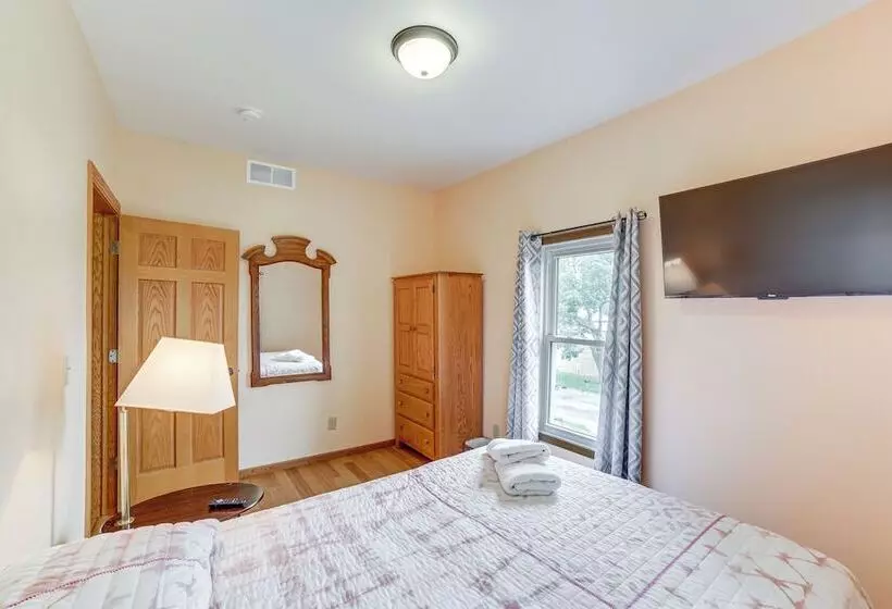 Near Saugatuck Dunes: Pet Friendly Fennville Home!