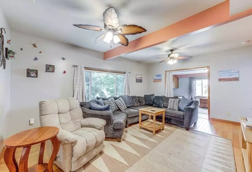 Near Saugatuck Dunes: Pet Friendly Fennville Home!