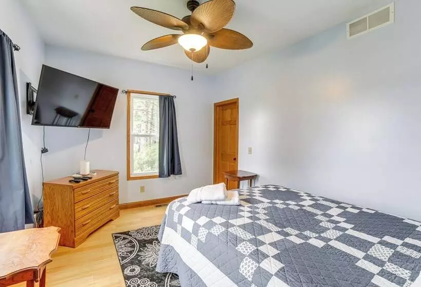 Near Saugatuck Dunes: Pet Friendly Fennville Home!