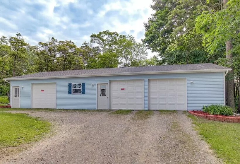 Near Saugatuck Dunes: Pet Friendly Fennville Home!
