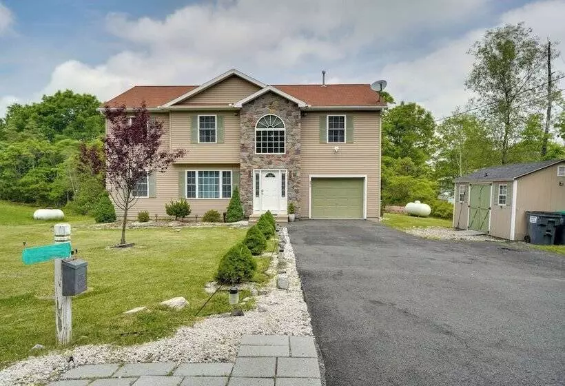 1 Mi To Lakes: Family Pocono Home W/ Fire Pits!