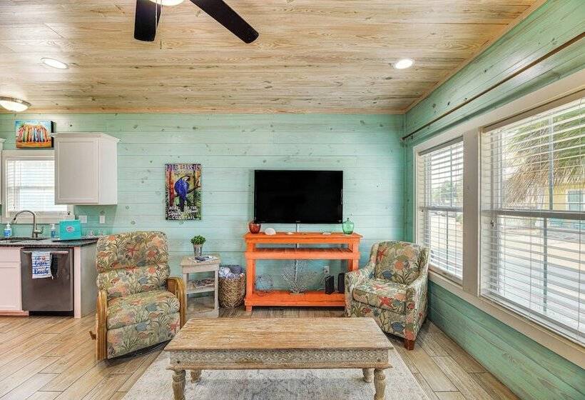 2 Blocks To Beach:  Surf Station  In Port Aransas