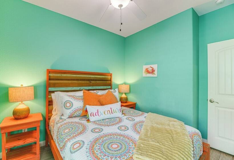 2 Blocks To Beach:  Surf Station  In Port Aransas