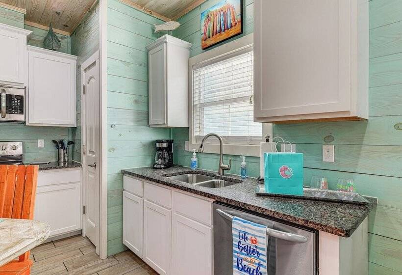 2 Blocks To Beach:  Surf Station  In Port Aransas