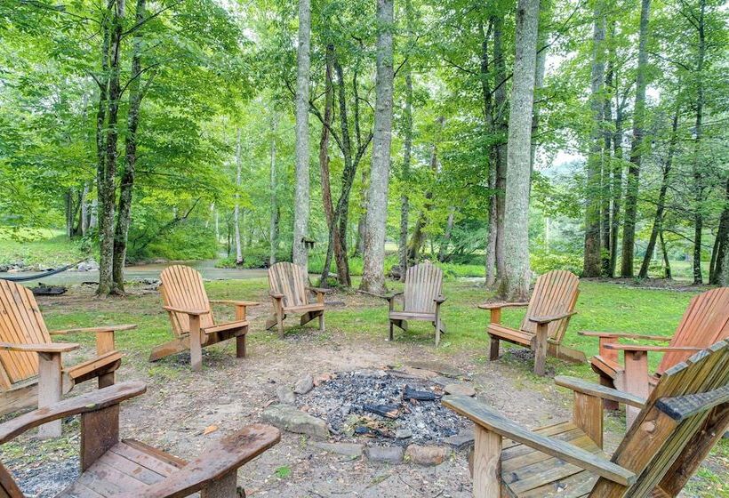 Suches Creekside Cottage W/ Deck & Bbq Grill!