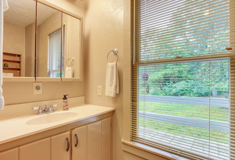 Suches Creekside Cottage W/ Deck & Bbq Grill!