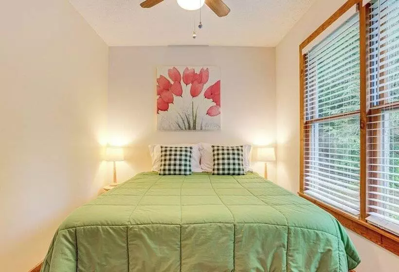 Suches Creekside Cottage W/ Deck & Bbq Grill!