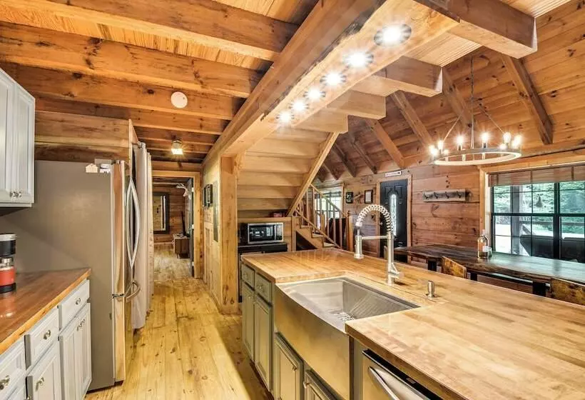 The Cabin At Dukes Creek  W/ Fire Pit & Hot Tub!
