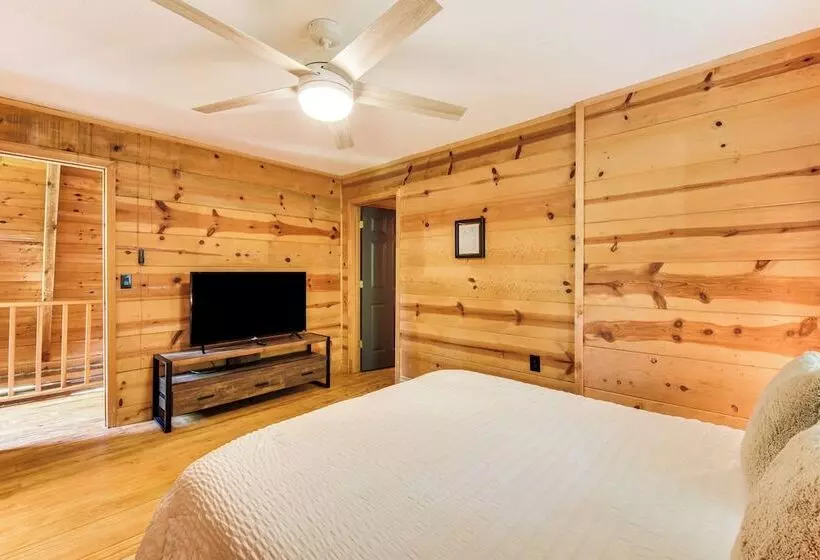The Cabin At Dukes Creek  W/ Fire Pit & Hot Tub!