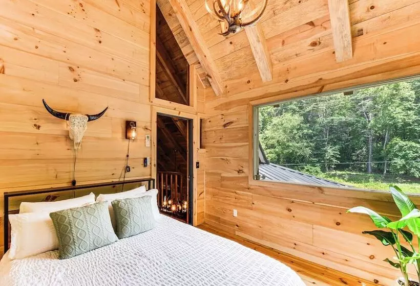 The Cabin At Dukes Creek  W/ Fire Pit & Hot Tub!