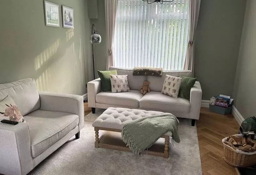 The Hidden Cottage Near Manchester Airport
