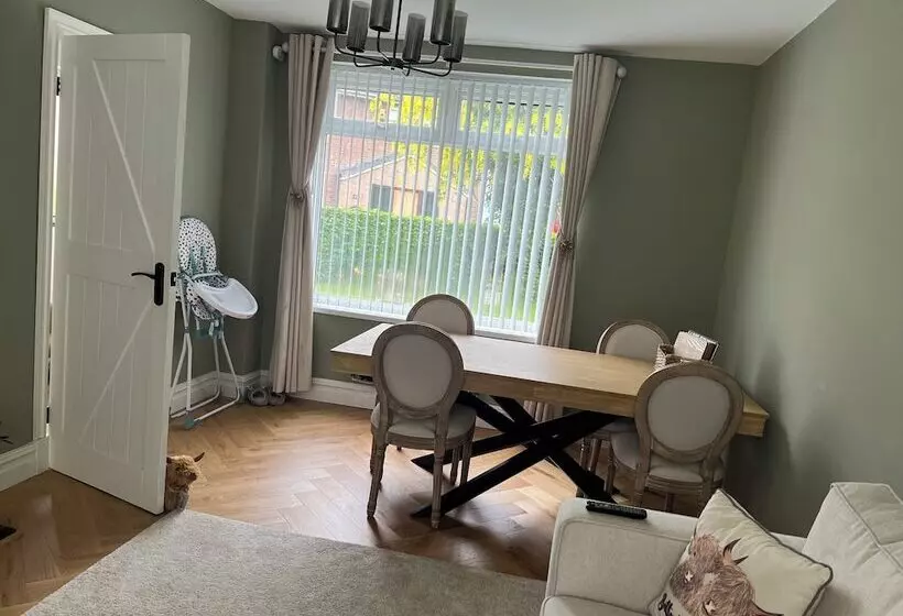 The Hidden Cottage Near Manchester Airport