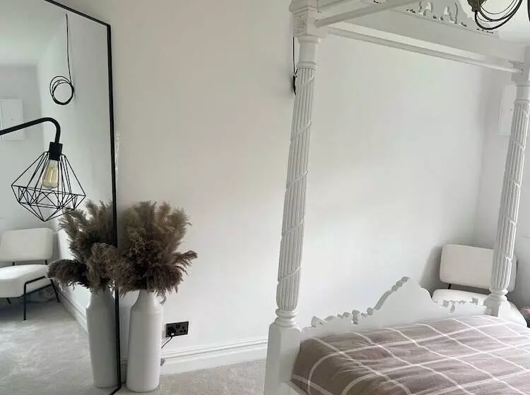 The Hidden Cottage Near Manchester Airport