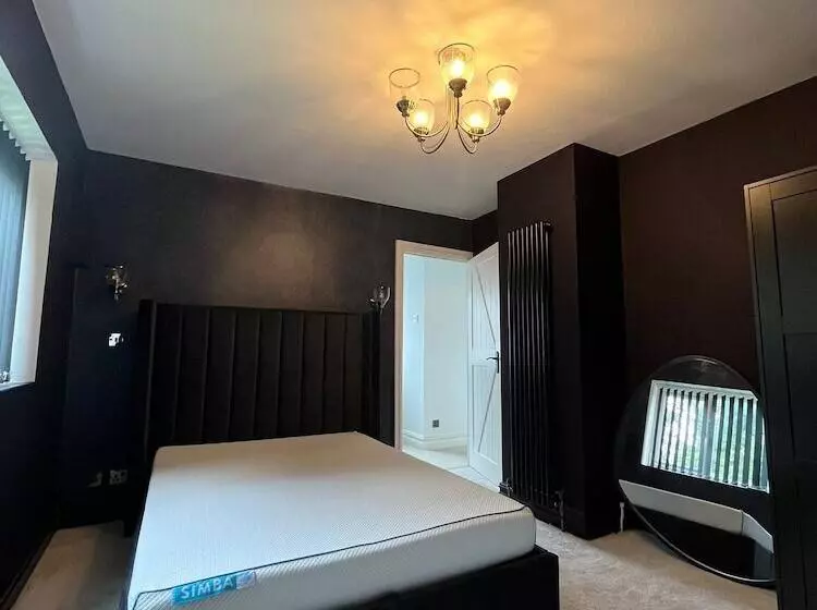 The Hidden Cottage Near Manchester Airport