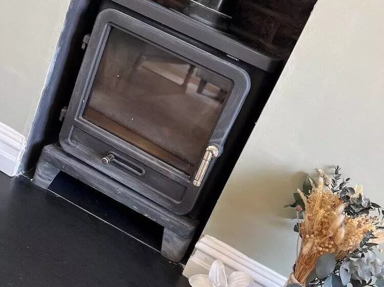 The Hidden Cottage Near Manchester Airport