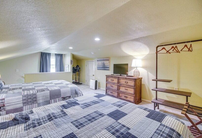 Group Getaway In Afton W/ On Site Lake Access