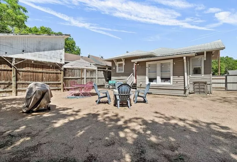 Gorgeous Artistic Fully Fenced Home Near Downtown