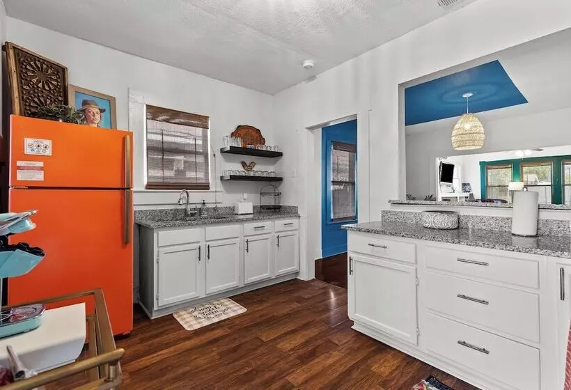 Gorgeous Artistic Fully Fenced Home Near Downtown