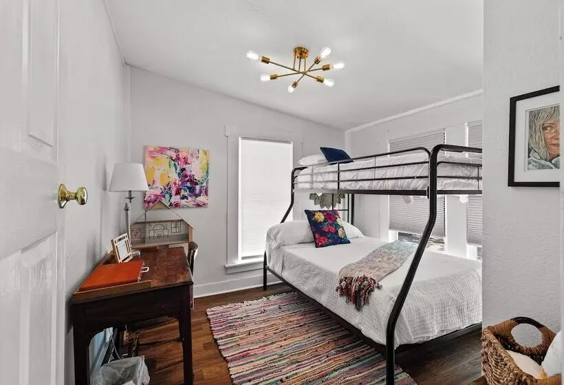 Gorgeous Artistic Fully Fenced Home Near Downtown