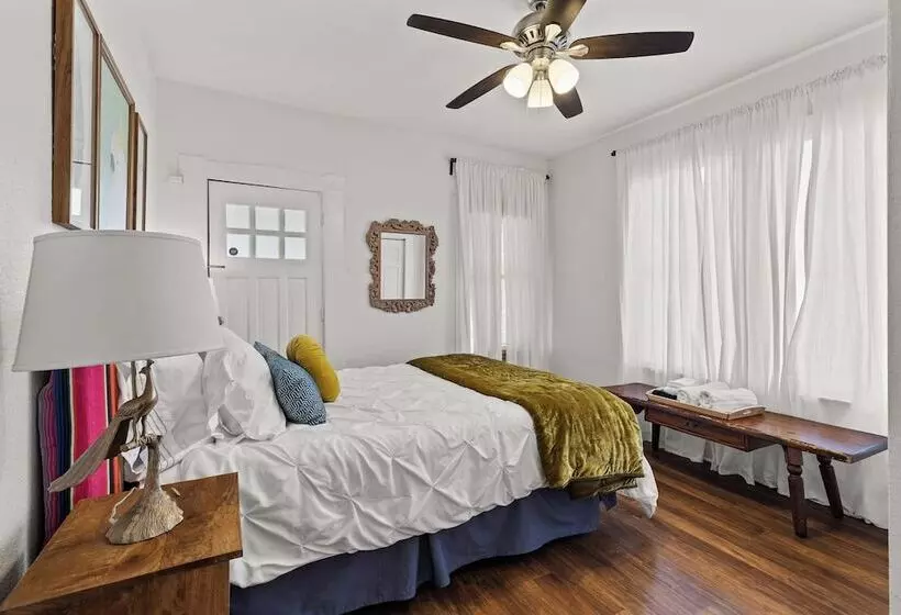 Gorgeous Artistic Fully Fenced Home Near Downtown