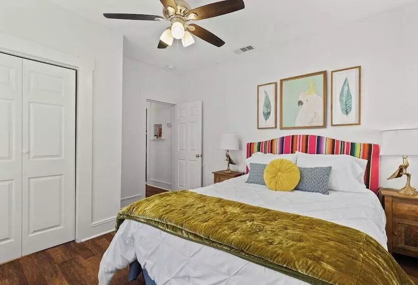 Gorgeous Artistic Fully Fenced Home Near Downtown