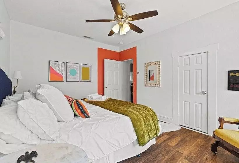 Gorgeous Artistic Fully Fenced Home Near Downtown