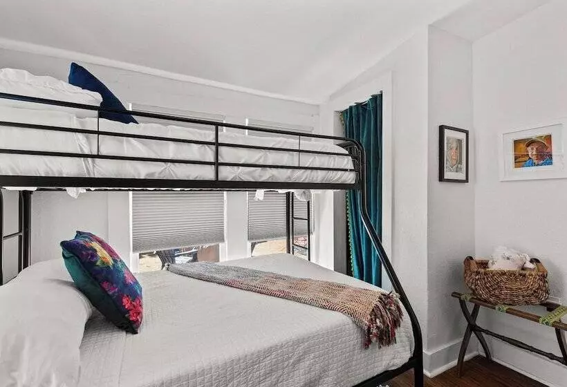Gorgeous Artistic Fully Fenced Home Near Downtown