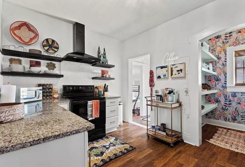 Gorgeous Artistic Fully Fenced Home Near Downtown