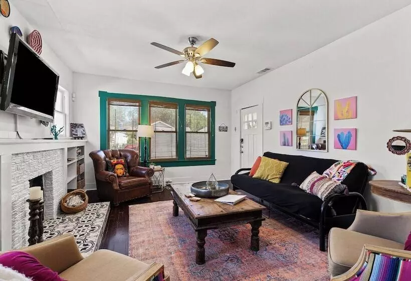 Gorgeous Artistic Fully Fenced Home Near Downtown