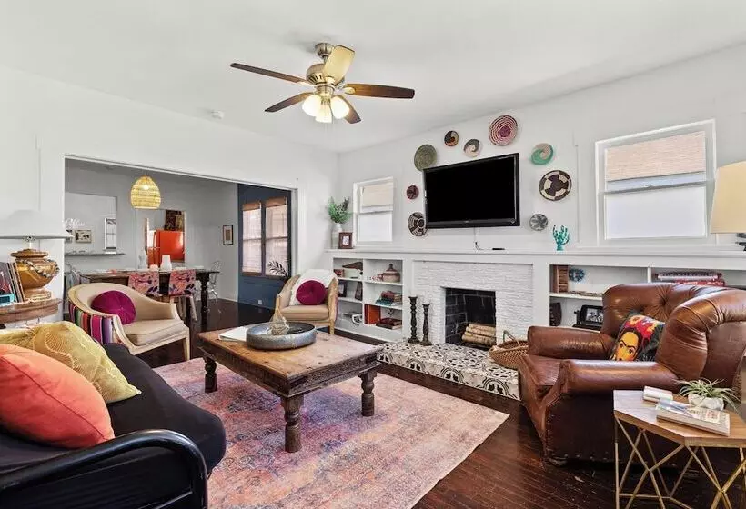 Gorgeous Artistic Fully Fenced Home Near Downtown