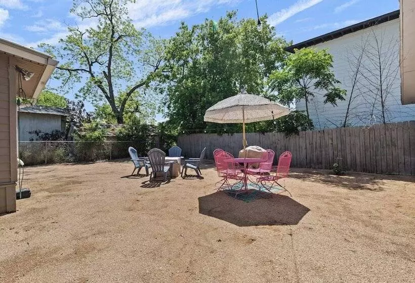 Gorgeous Artistic Fully Fenced Home Near Downtown