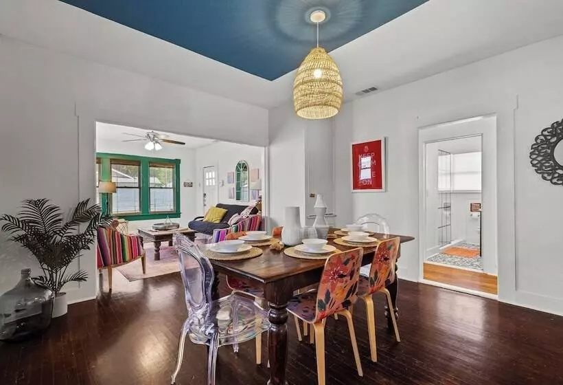 Gorgeous Artistic Fully Fenced Home Near Downtown