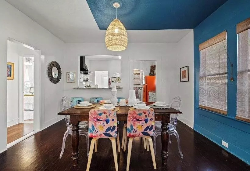 Gorgeous Artistic Fully Fenced Home Near Downtown