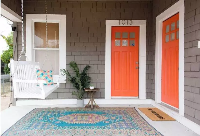 Gorgeous Artistic Fully Fenced Home Near Downtown