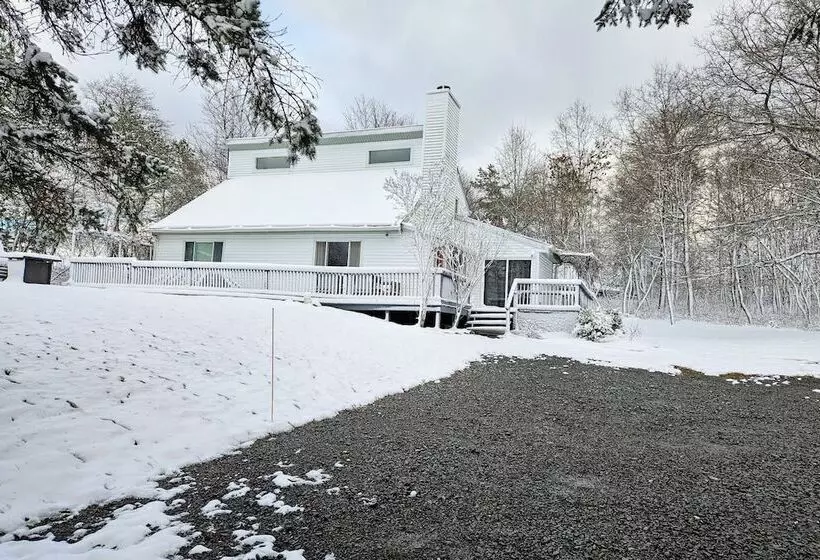 Inn The Poconos By Avantstay Private Lake Access Enclosed Hot Tub
