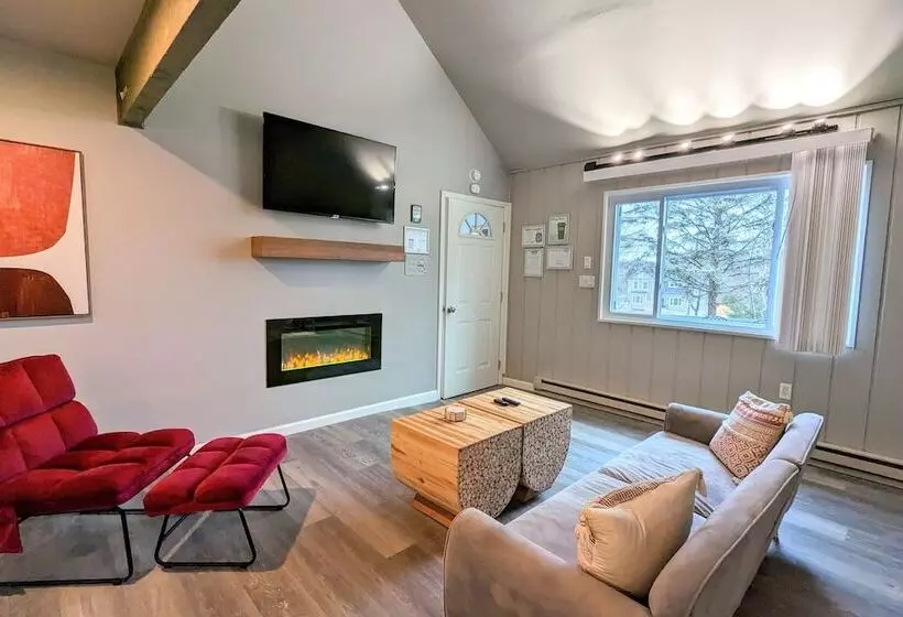 Inn The Poconos By Avantstay Private Lake Access Enclosed Hot Tub
