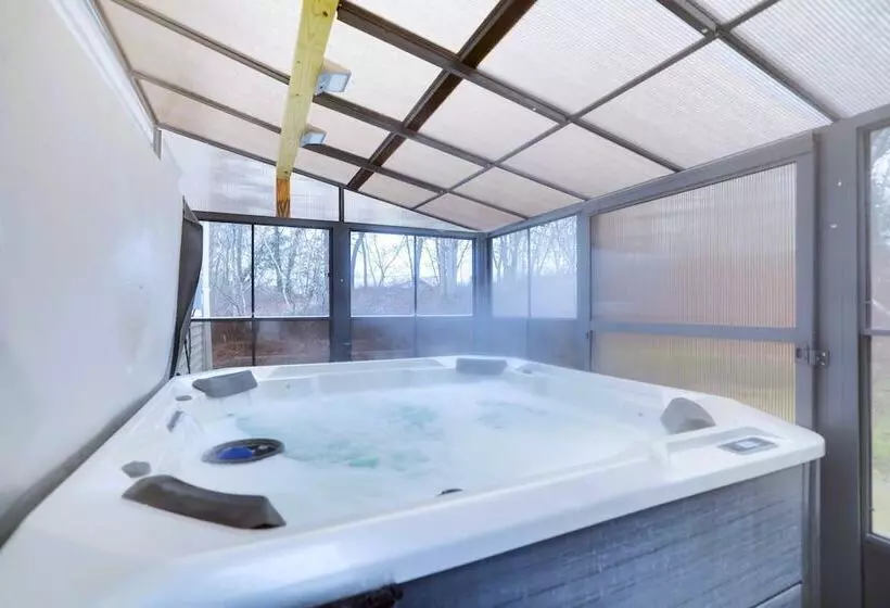 Inn The Poconos By Avantstay Private Lake Access Enclosed Hot Tub