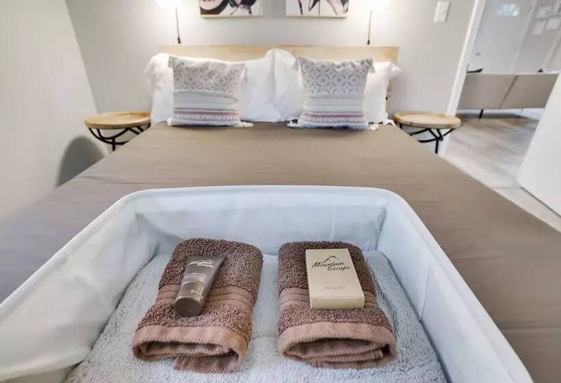 Inn The Poconos By Avantstay Private Lake Access Enclosed Hot Tub
