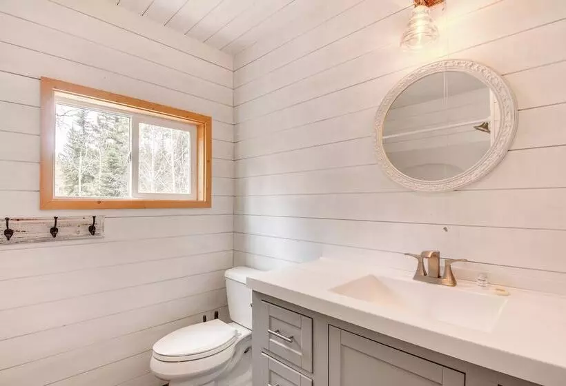 Inviting Utah Cabin W/ Spacious Deck + Fireplace!