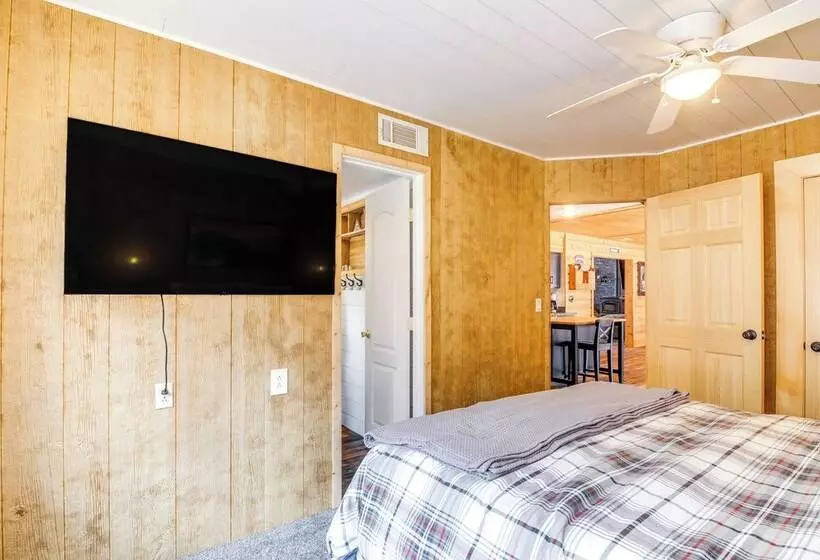 Inviting Utah Cabin W/ Spacious Deck + Fireplace!